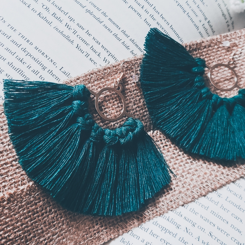 Handmade macrame earring in emerald green.